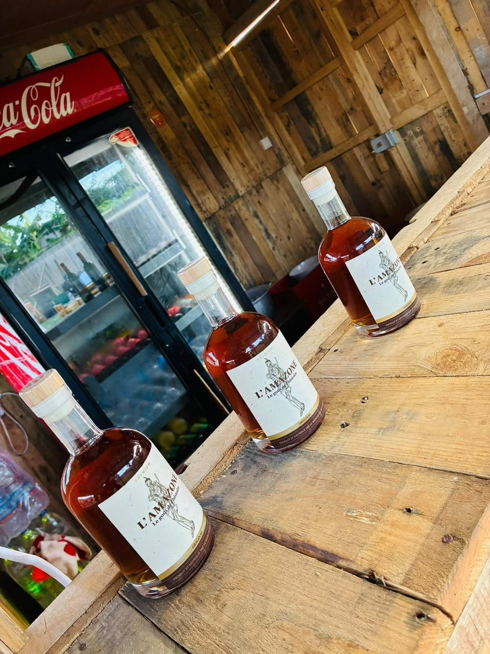 Bouteilles disponibles au véritable bar du Campement Quenum