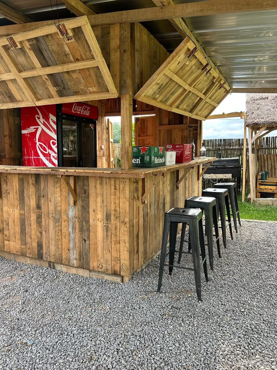 Bar en bois du Campement Quenum