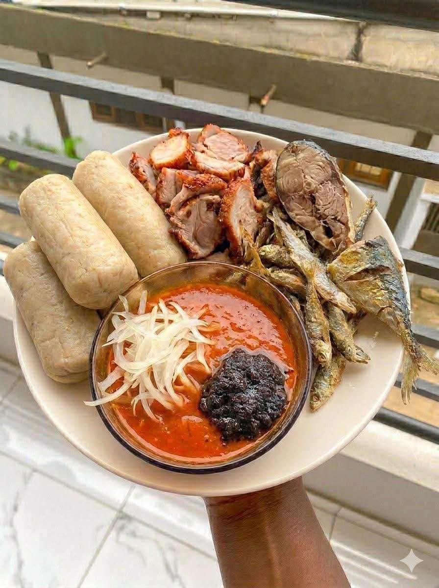 Plat signature du Campement Quenum : attiéké, poulet grillé et poisson fumé