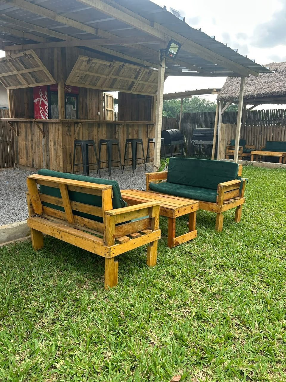 Salon extérieur en bois du campement