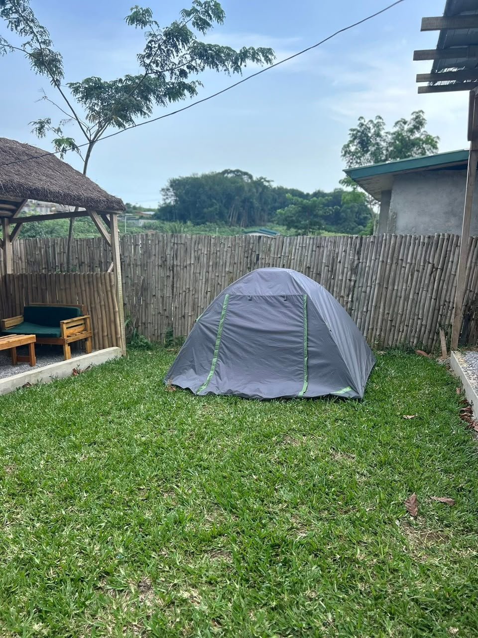 Tente safari installée sur la pelouse du campement